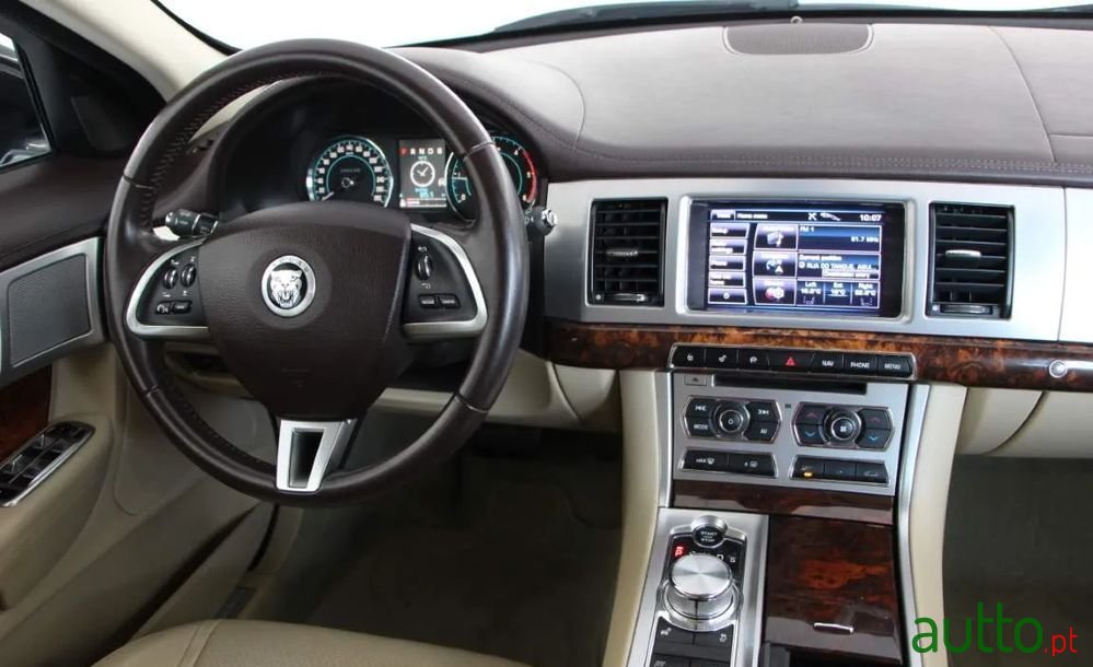 2013' Jaguar Xf Sportbrake photo #2