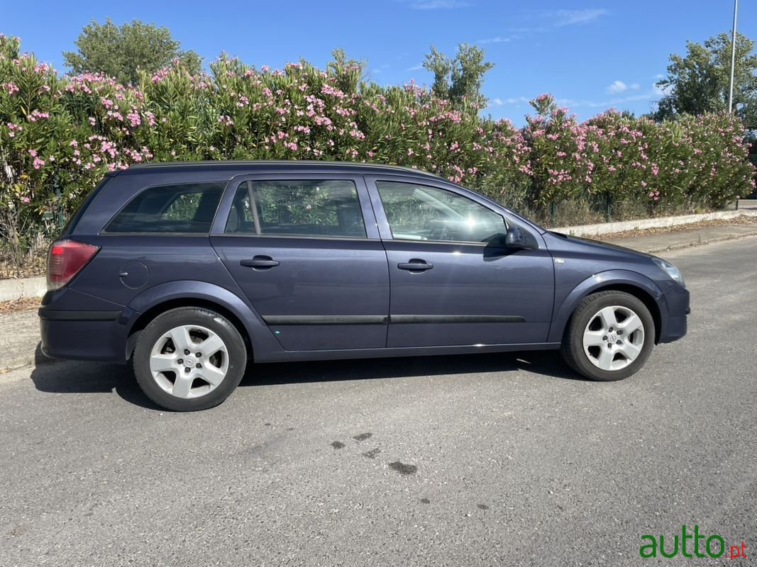 2006' Opel Astra Caravan photo #3