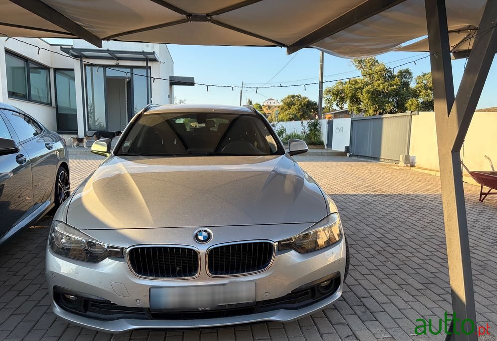 2017' BMW Série 3 D Aut. Sport Line photo #3