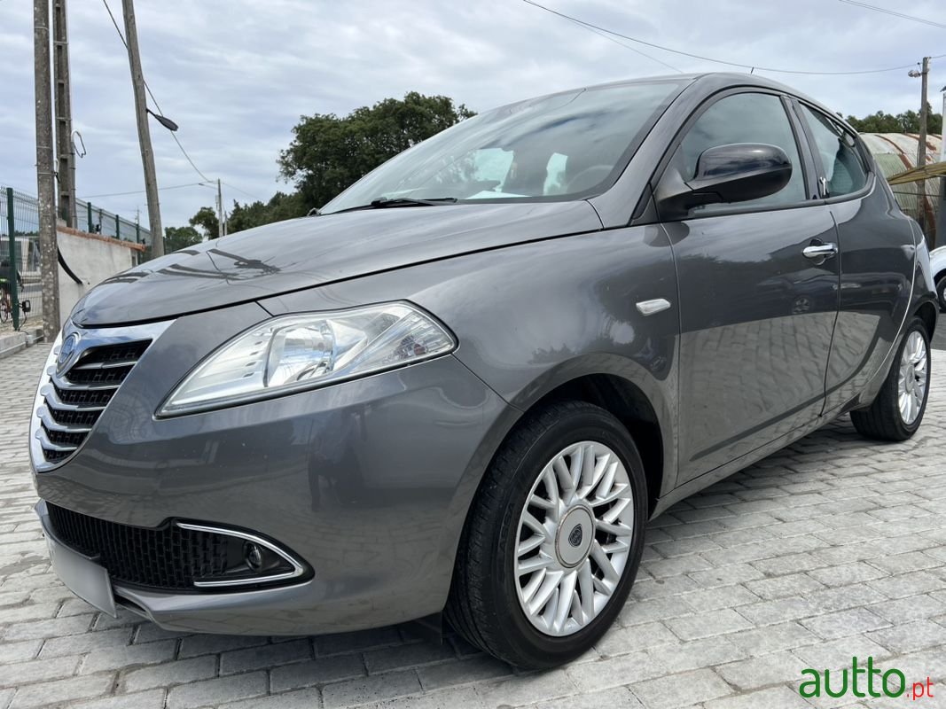 2014' Lancia Ypsilon photo #1