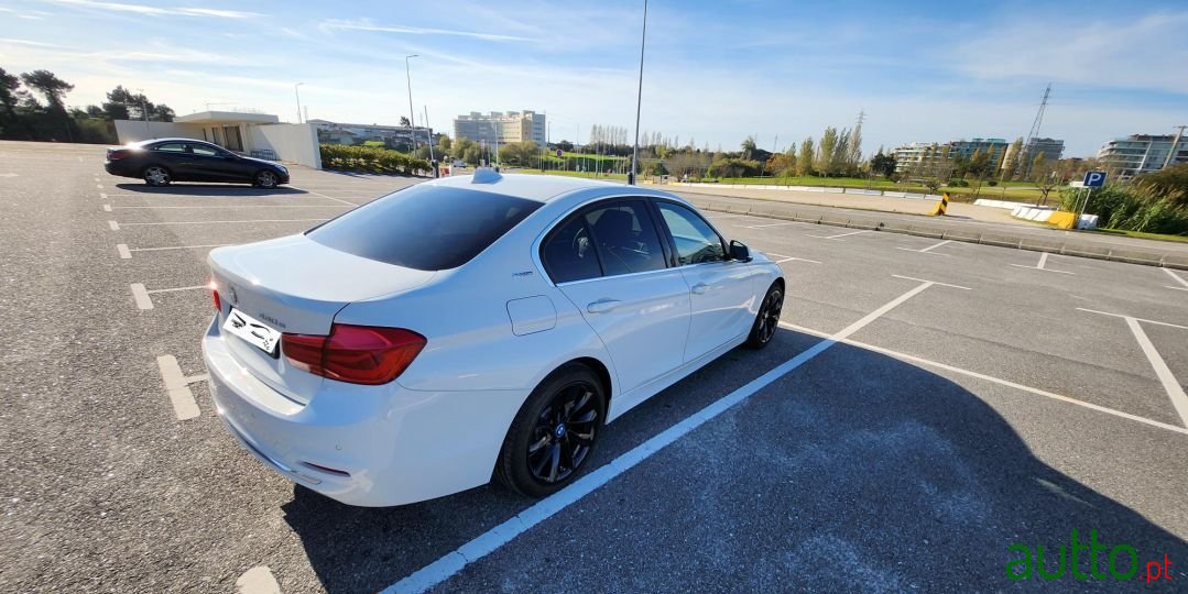 2017' BMW 330 photo #5
