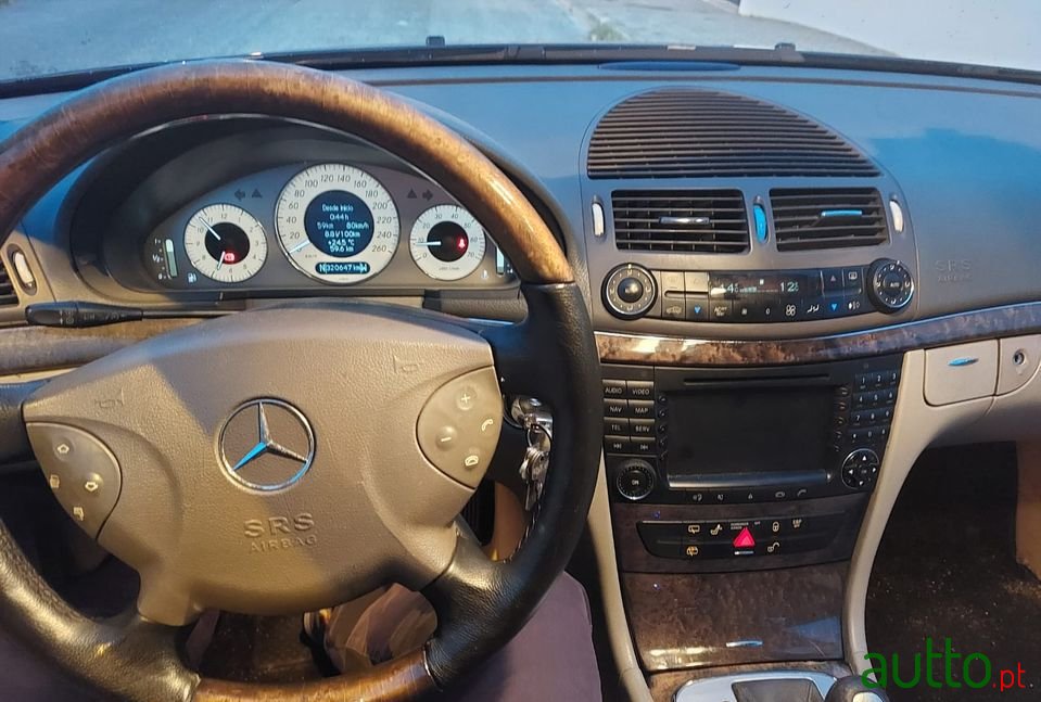 2003' Mercedes-Benz E-200 photo #5