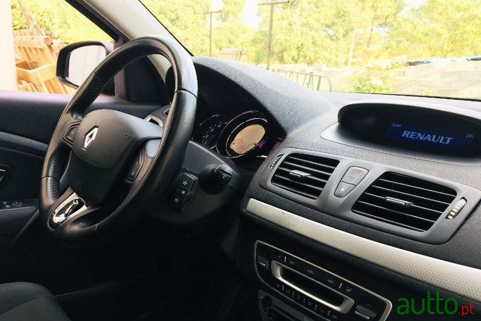 2015' Renault Megane Sport Tourer photo #4