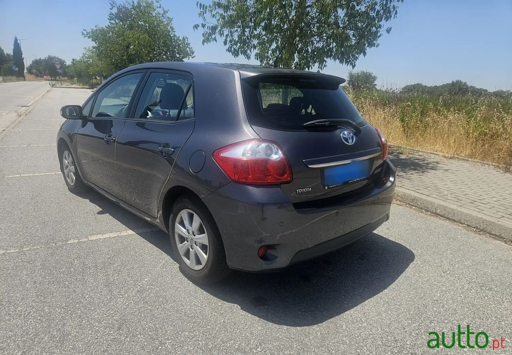 2012' Toyota Auris photo #2