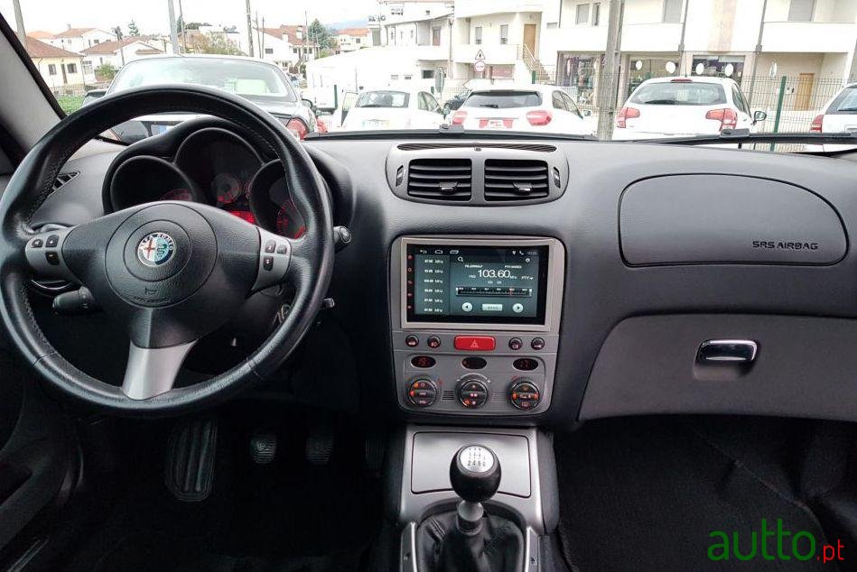 2005' Alfa Romeo GT 1.9 Jtd photo #1