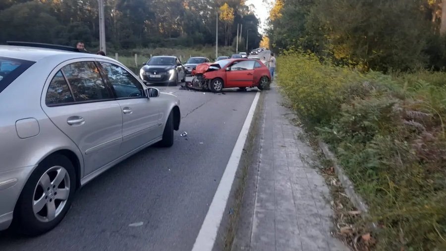 Colisão entre três carros na Póvoa de Varzim fez dois feridos e cortou EN205