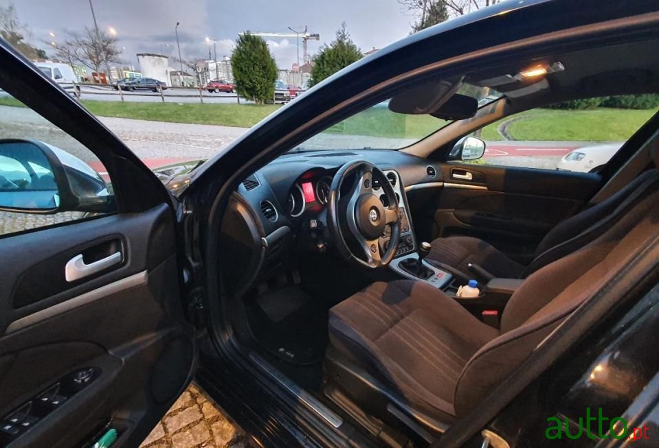 2010' Alfa Romeo 159 Sportwagon photo #4