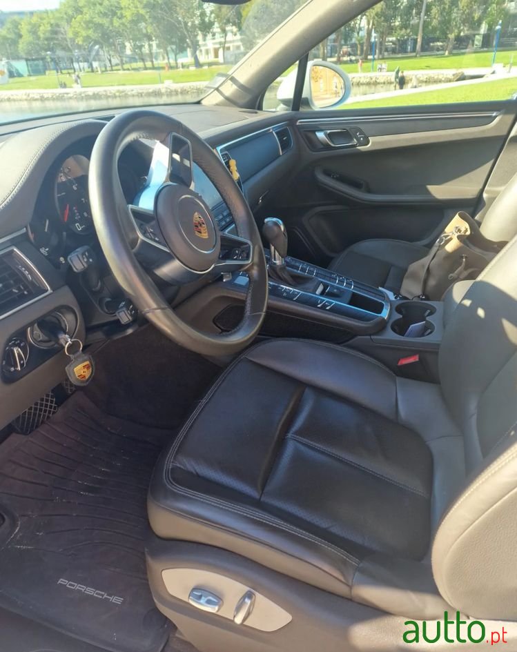 2018' Porsche Macan Standard photo #5