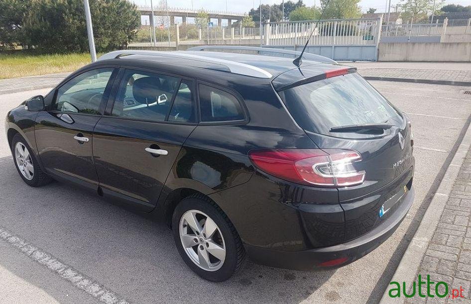 2010' Renault Megane Break photo #2