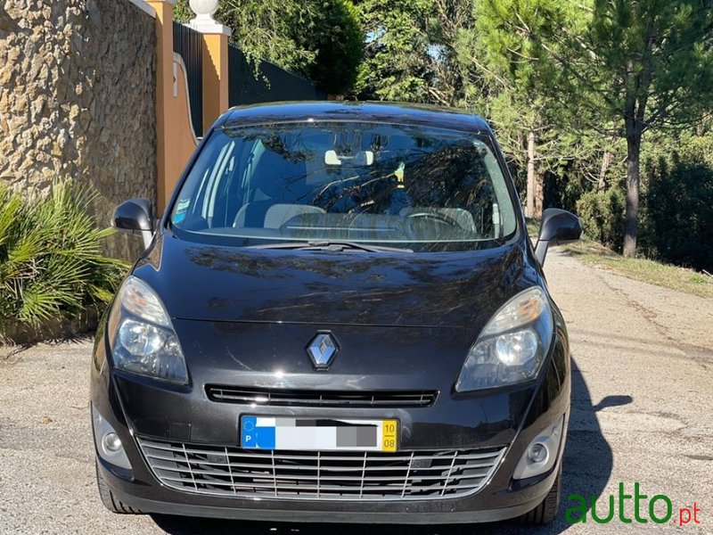 2010' Renault Grand Scenic 1.5-Dci photo #2