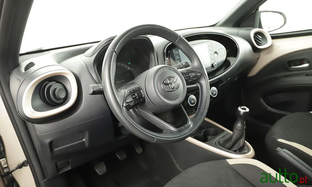 2022' Toyota Aygo 1.0 X-Play photo #5