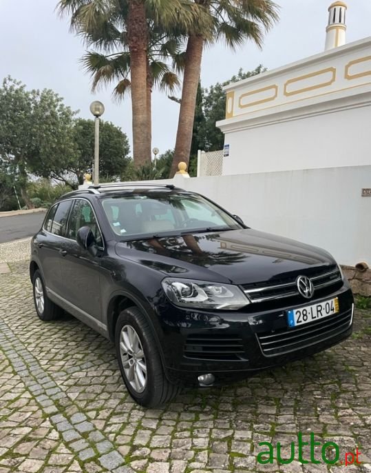 2010' Volkswagen Touareg photo #2