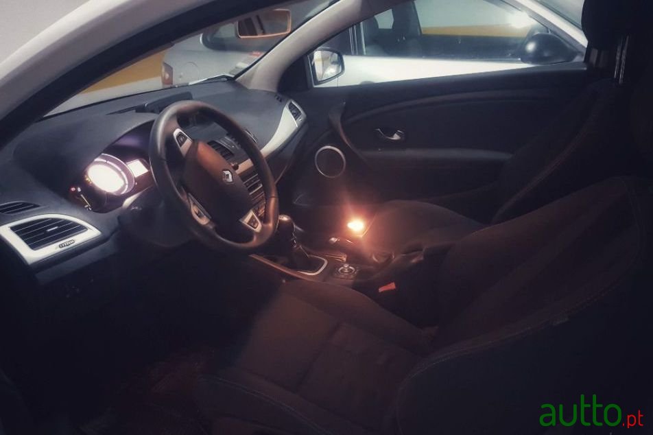 2011' Renault Megane Coupe photo #2