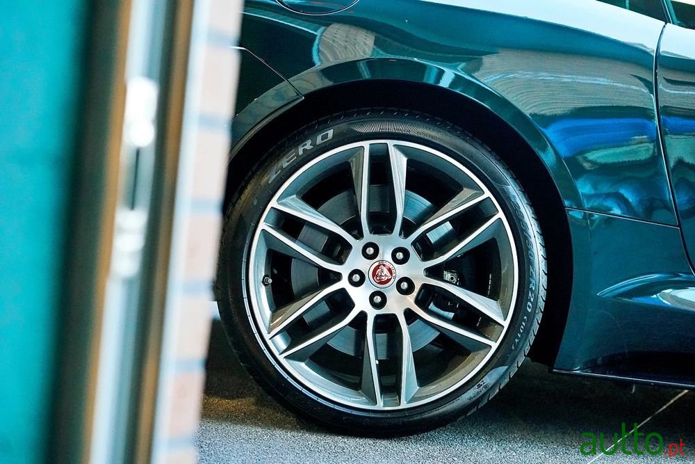 2019' Jaguar F-Type photo #2