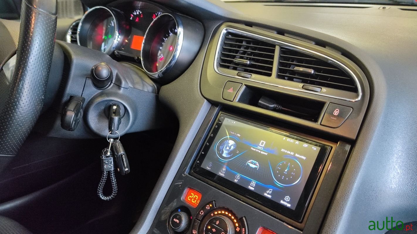 2010' Peugeot 5008 photo #6