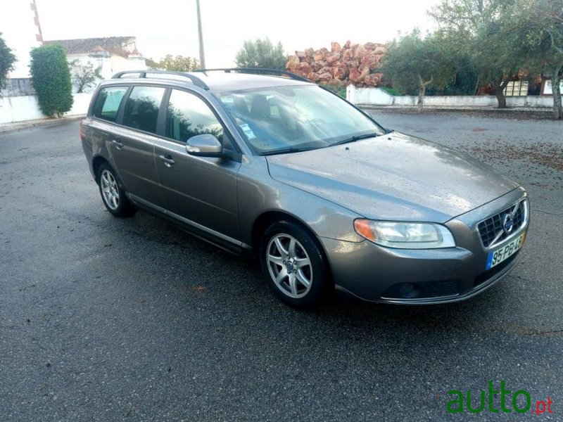 2010' Volvo V70 photo #2