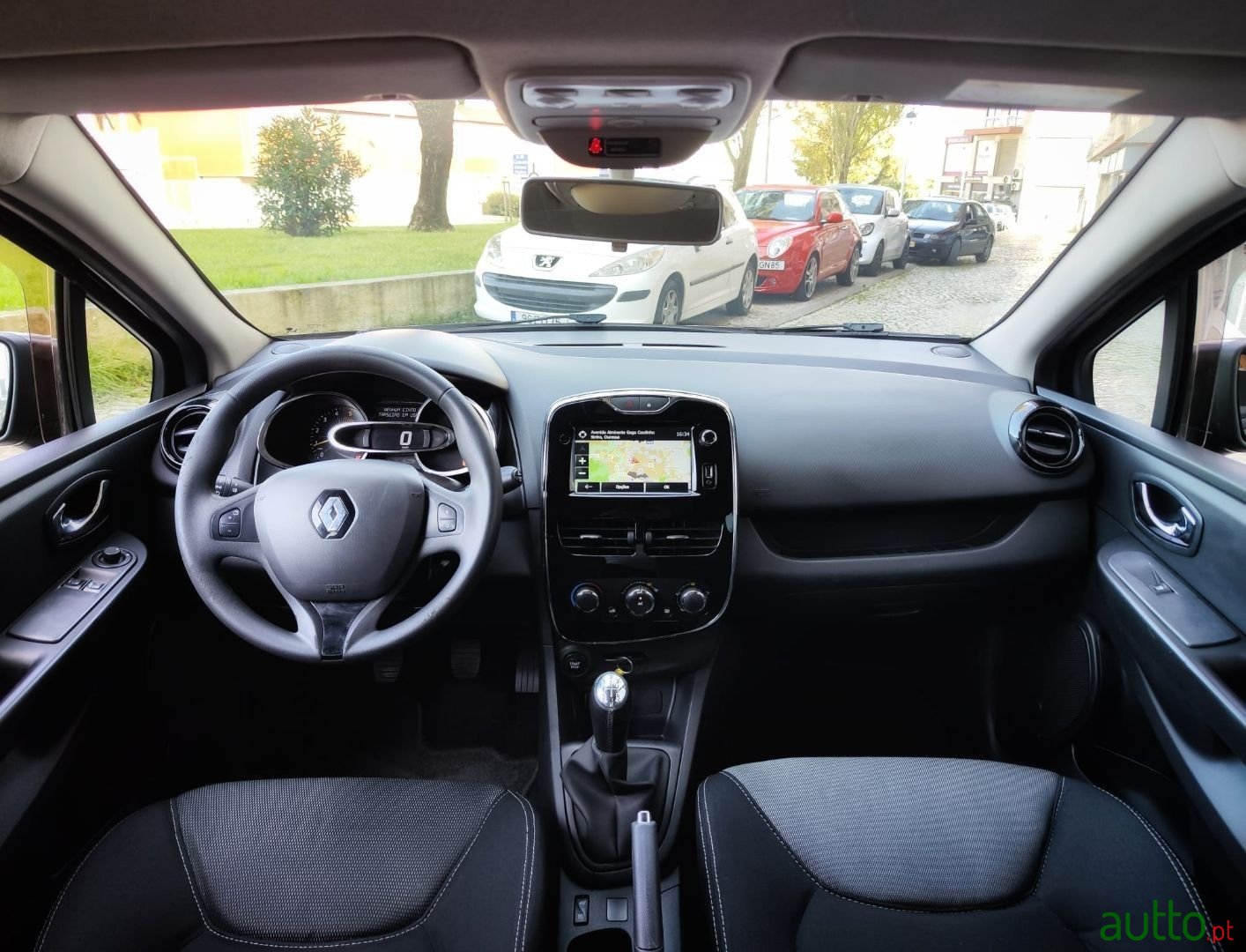 2013' Renault Clio Sport Tourer photo #4