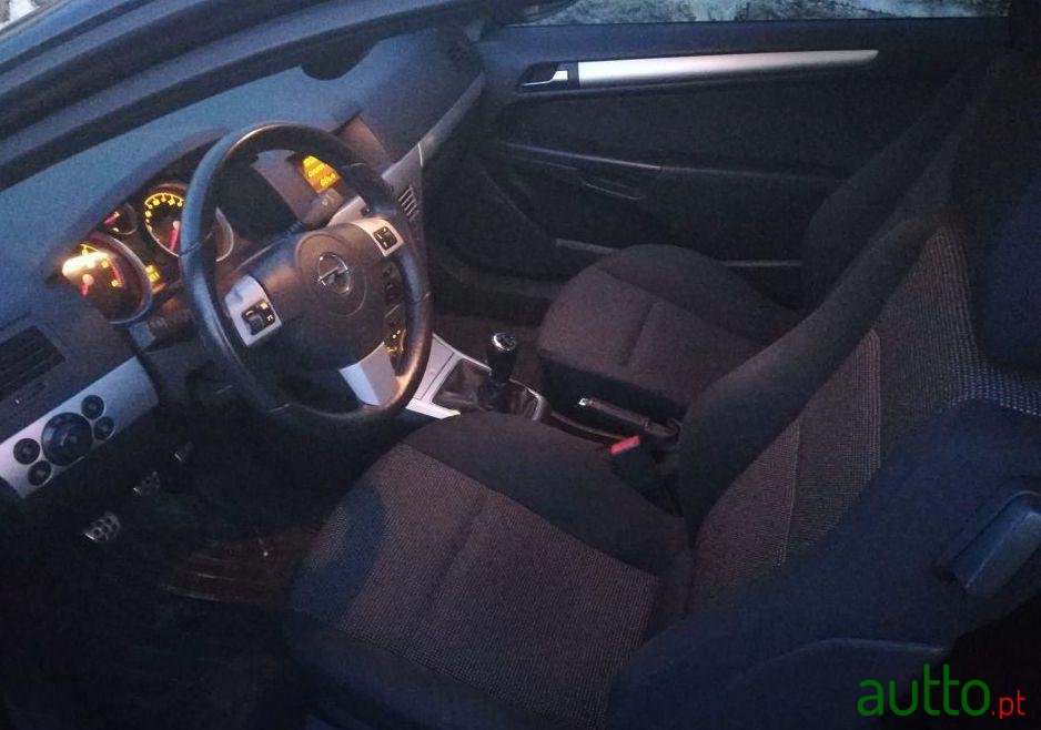 2008' Opel Astra Gtc photo #3