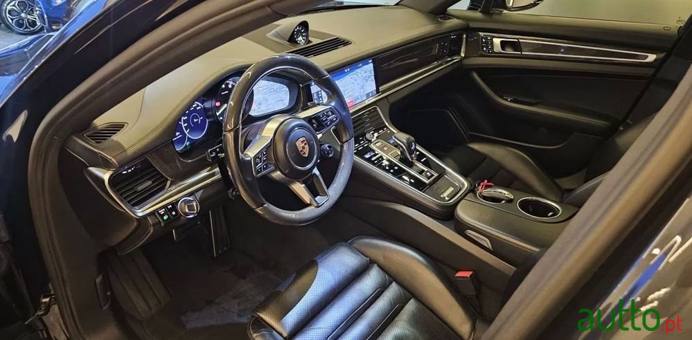 2018' Porsche Panamera Sport Turismo photo #6