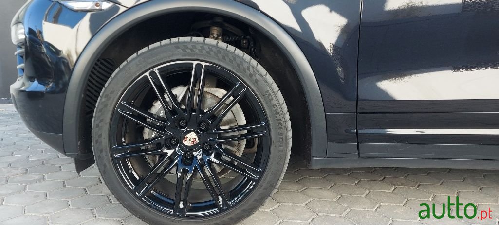2012' Porsche Cayenne photo #3