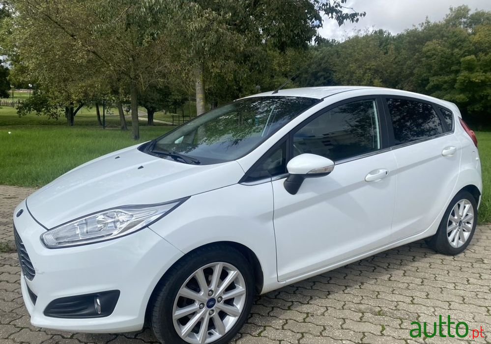 2016' Ford Fiesta photo #2
