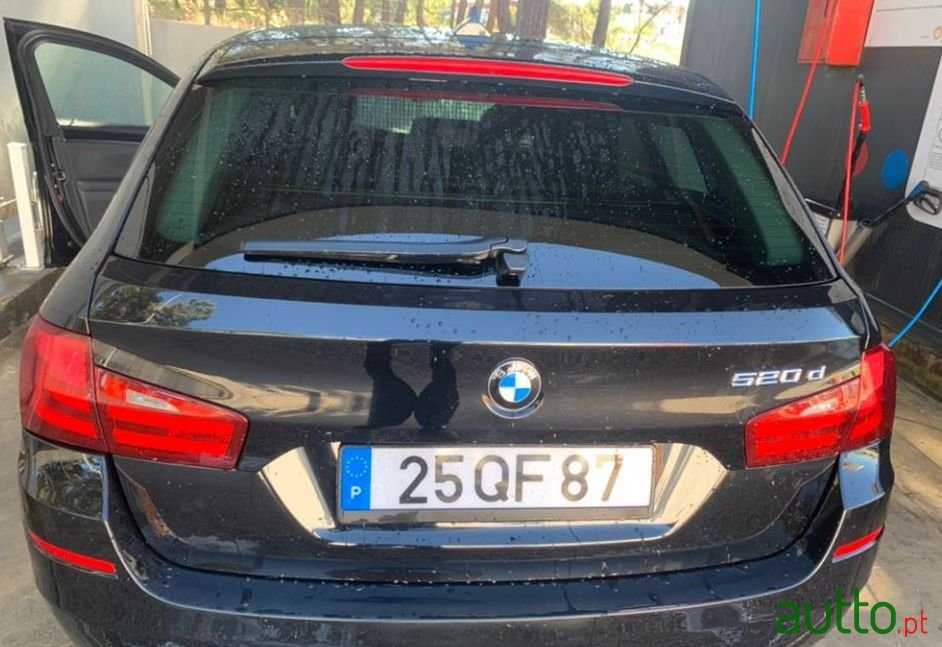 2011' BMW 520 520D photo #3