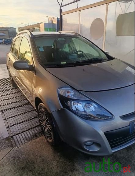 2012' Renault Clio Sport Tourer photo #3