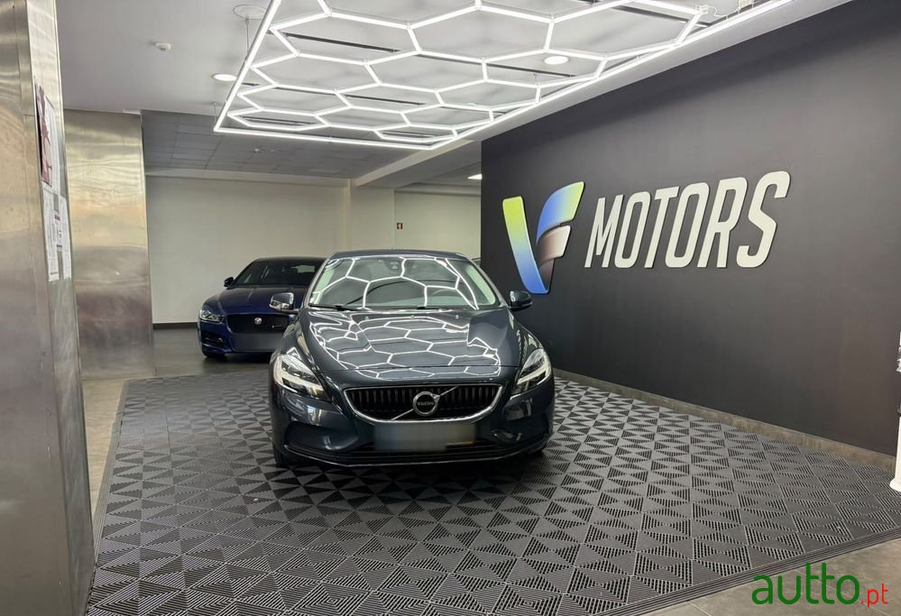 2019' Volvo V40 photo #2