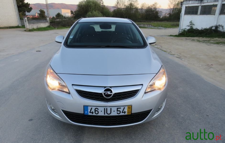 2010' Opel Astra photo #2