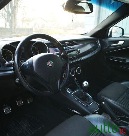 2011' Alfa Romeo Giulietta 2.0 photo #4