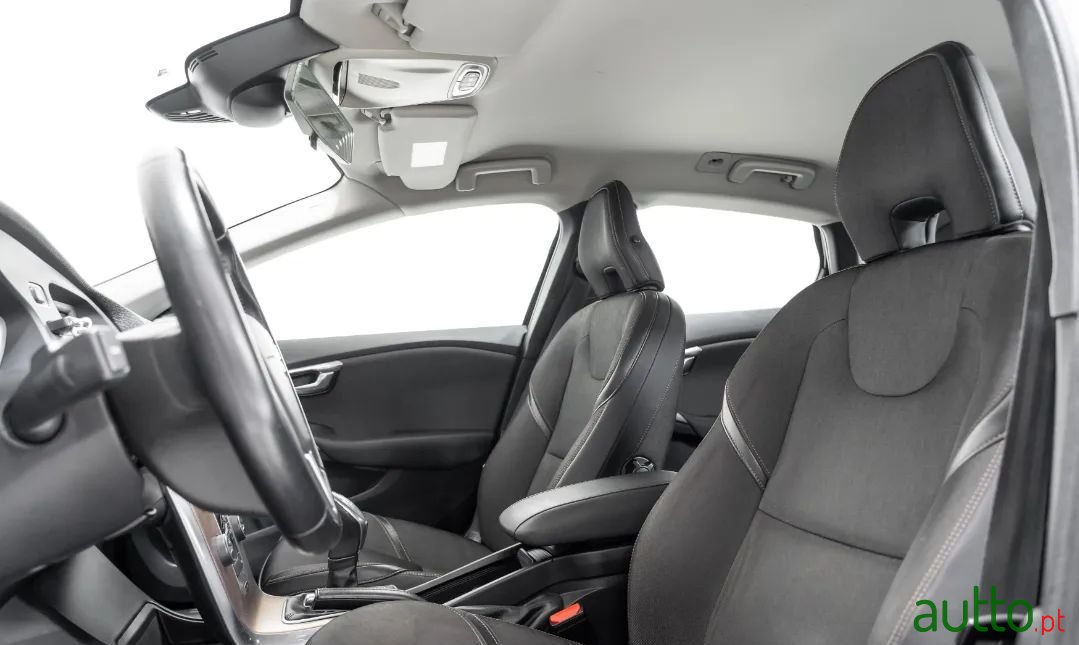 2013' Volvo V40 Cross Country photo #6