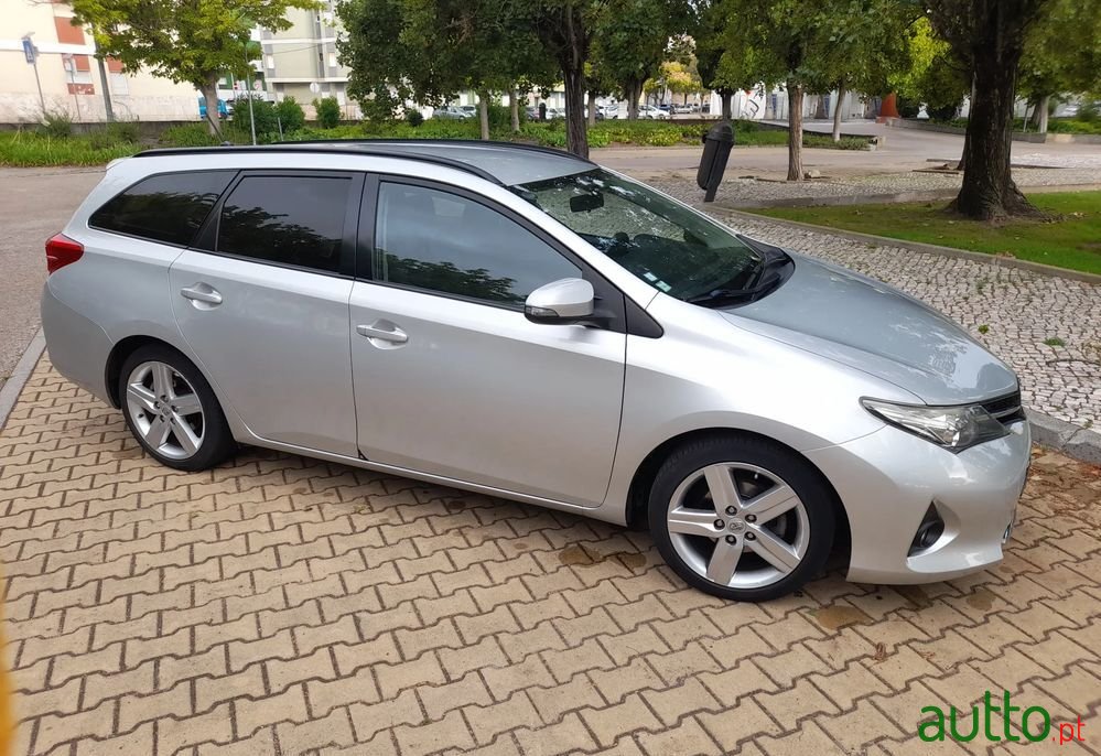 2015' Toyota Auris Touring Sports photo #5