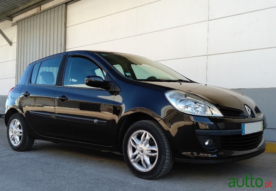2008' Renault Clio 1.5 DCI photo #1