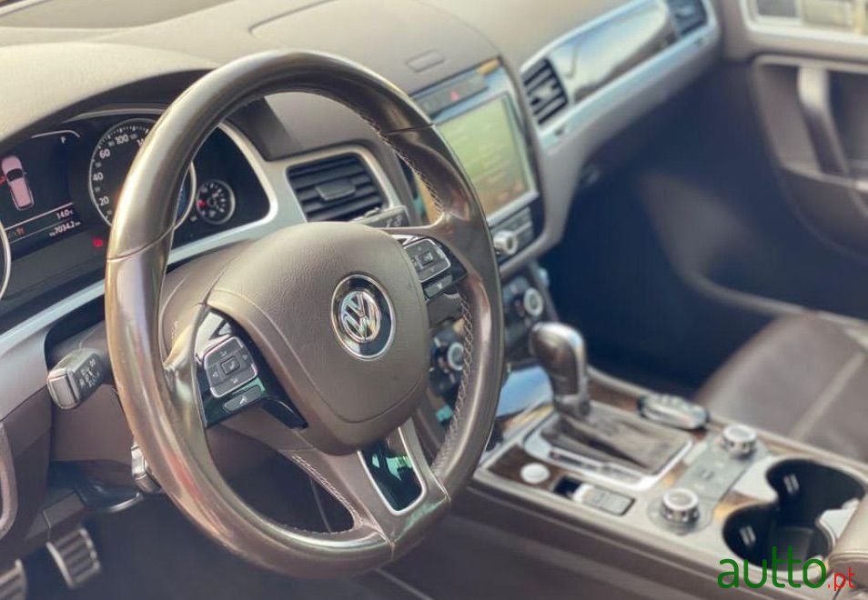 2013' Volkswagen Touareg photo #4