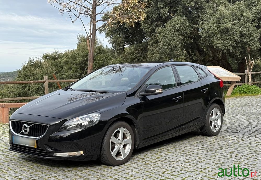 2016' Volvo V40 2.0 D2 Momentum Eco photo #3