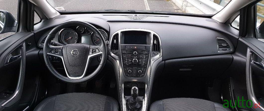 2011' Opel Astra 1.7 Cosmo photo #4