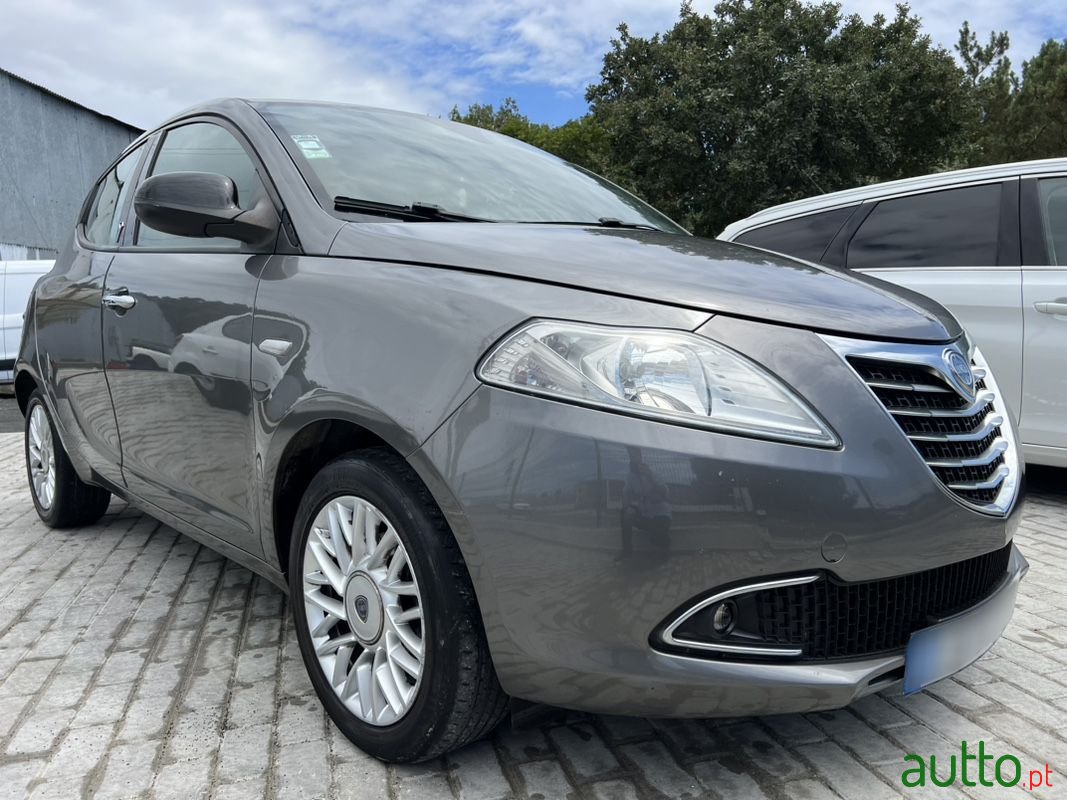 2014' Lancia Ypsilon photo #3