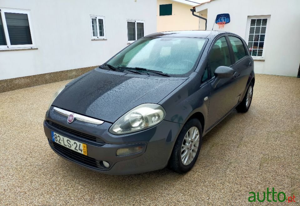 2011' Fiat Punto Evo photo #1