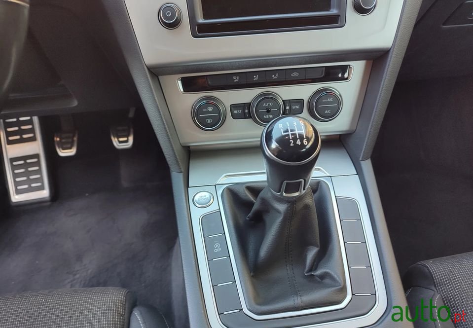 2016' Volkswagen Passat photo #2