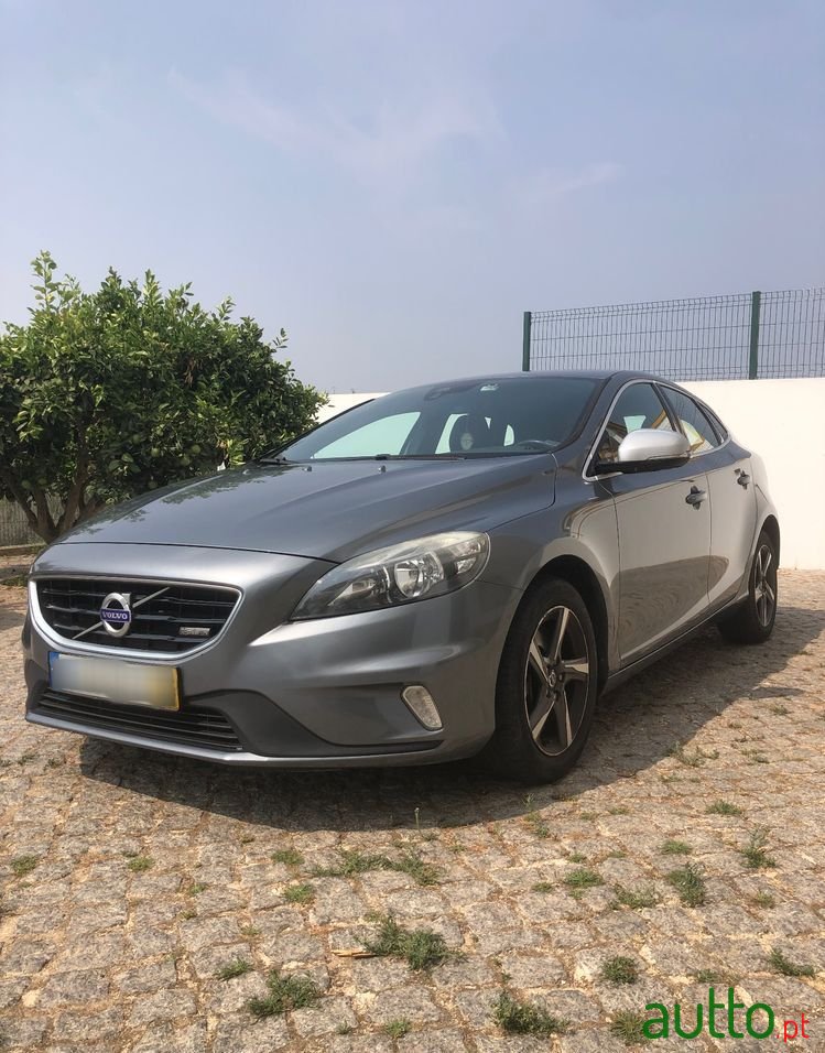 2014' Volvo V40 2.0 D4 R-Design photo #1