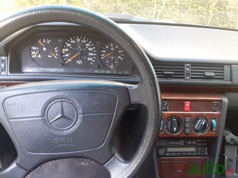 1993' Mercedes-Benz E-250 photo #2