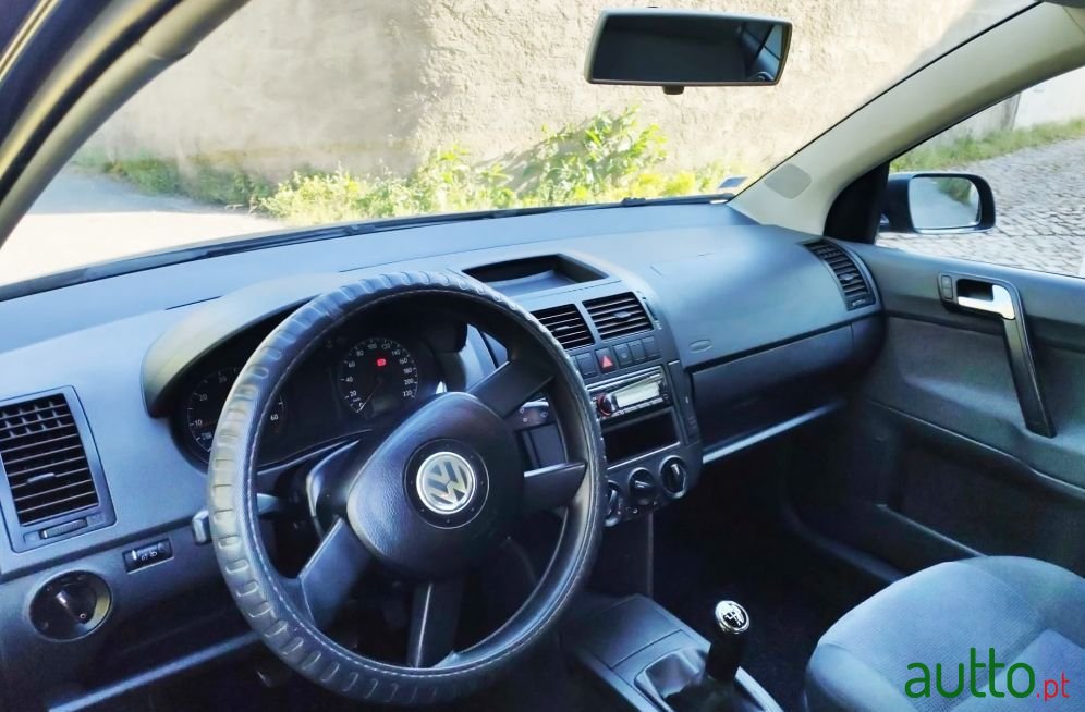 2004' Volkswagen Polo photo #3