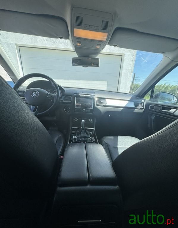 2012' Volkswagen Touareg photo #6