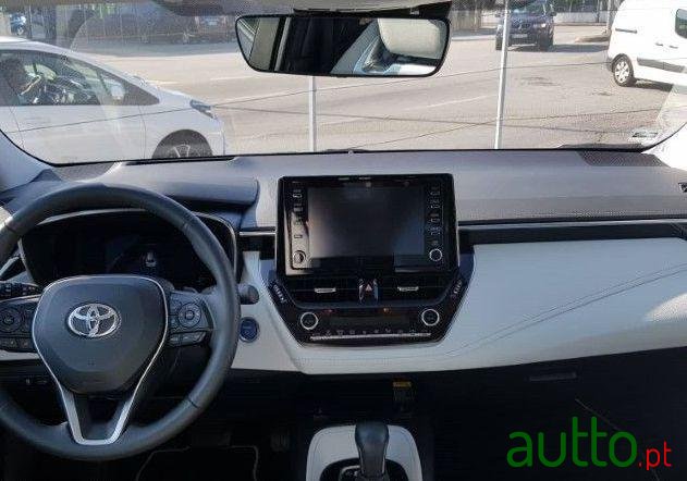 2018' Toyota Corolla Touring Sports photo #2