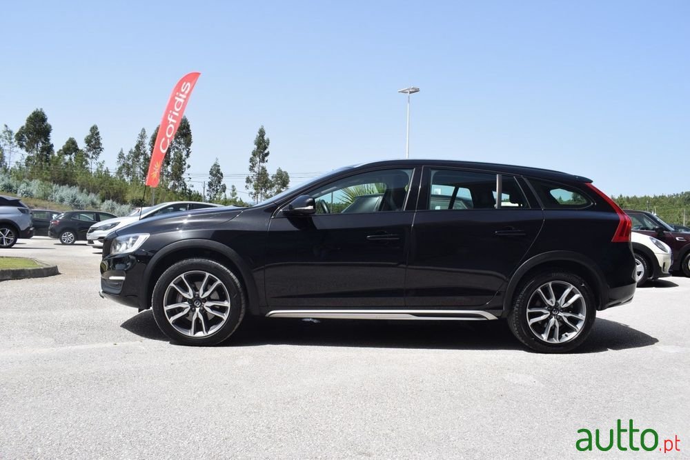 2018' Volvo V60 Cross Country photo #5