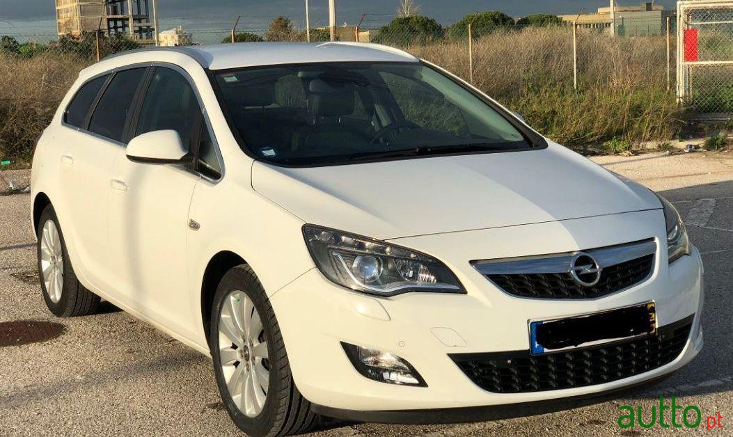 2011' Opel Astra Sports Tourer photo #2