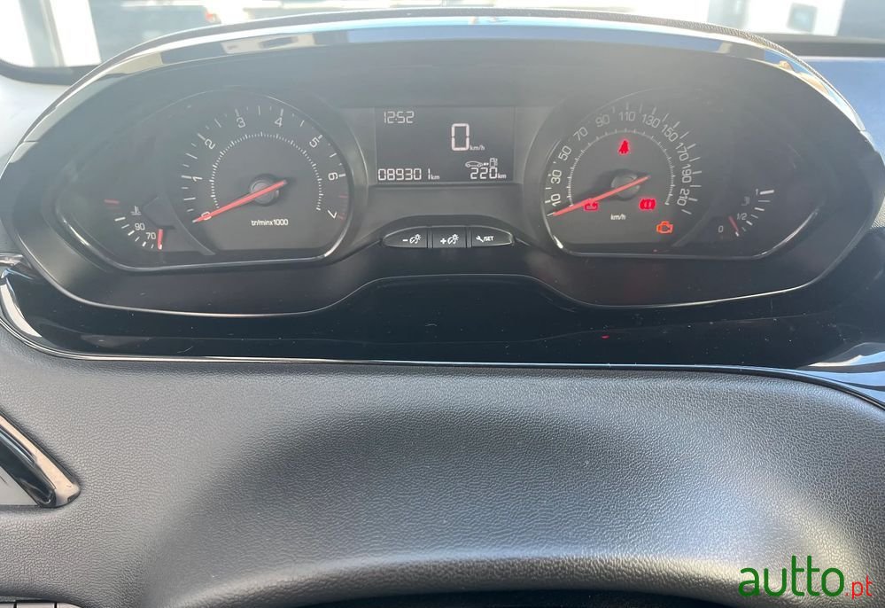 2014' Peugeot 208 photo #4