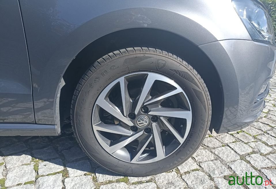 2017' Volkswagen Polo photo #6