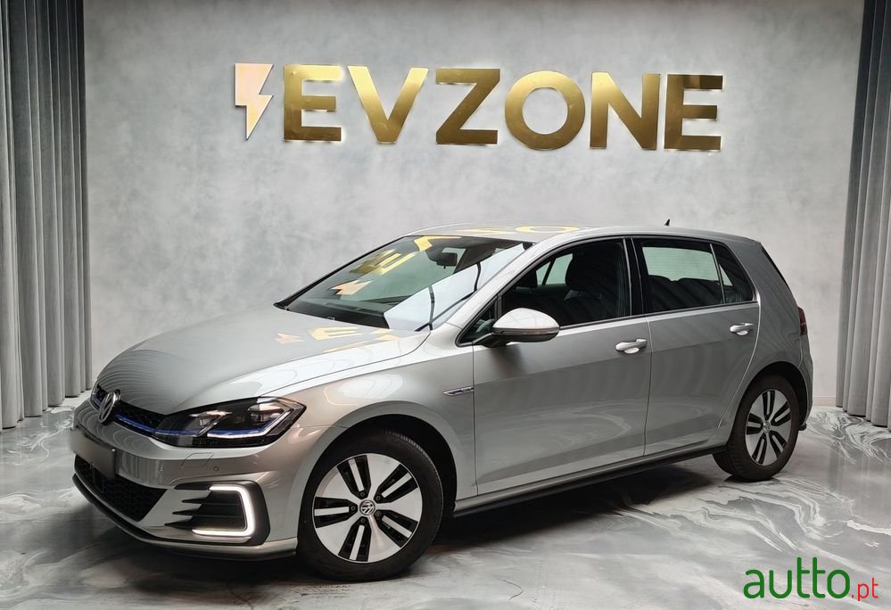 2018' Volkswagen Golf photo #3