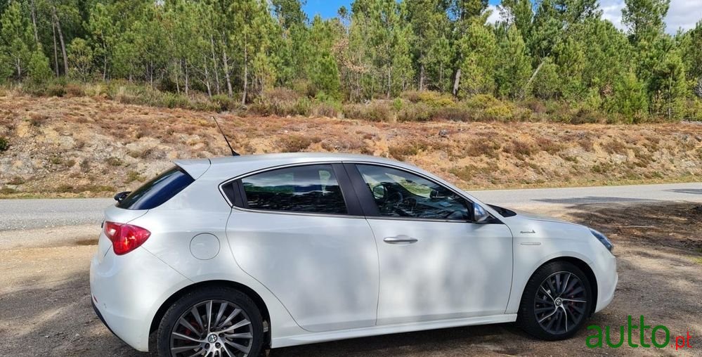 2013' Alfa Romeo Giulietta photo #5